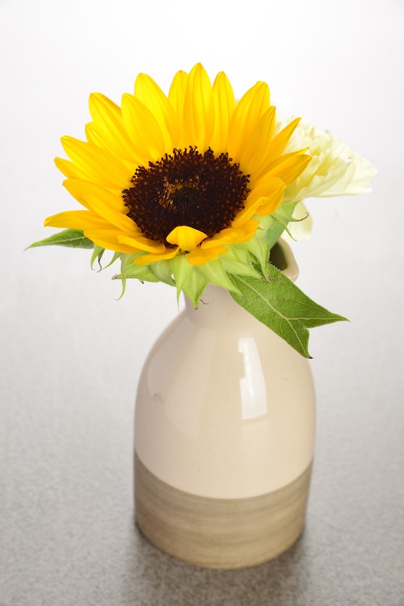 ひまわりとクリーム色の花の一輪挿し