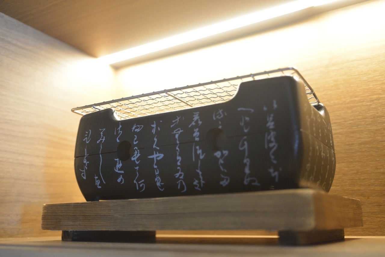 間接照明に浮かぶ炭火コンロの佇まい