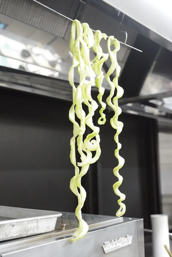 らせん状にむいた青瓜を吊るして干す雷干しの仕込み