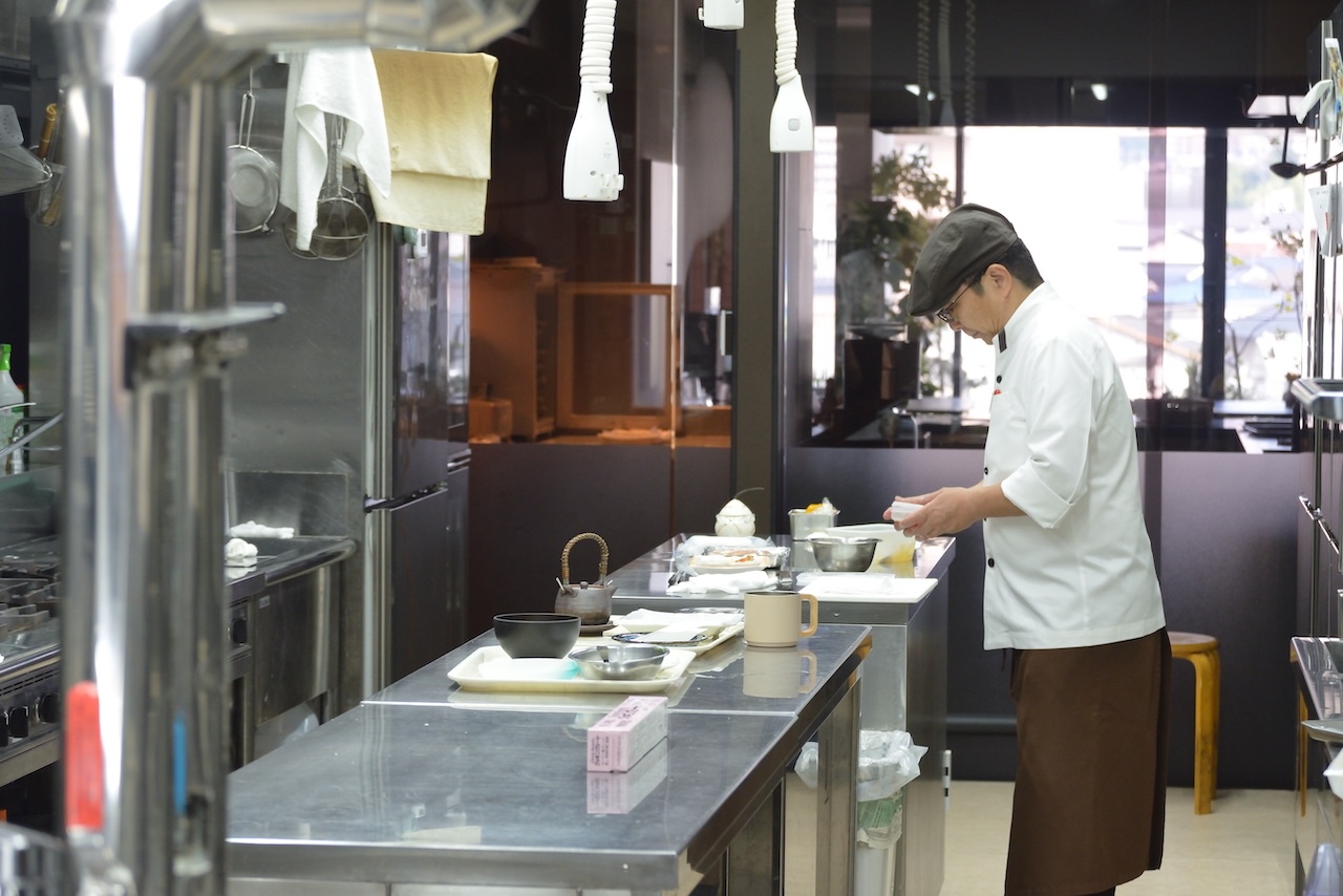 盛り付け作業がすすむPorte Bonheurの厨房