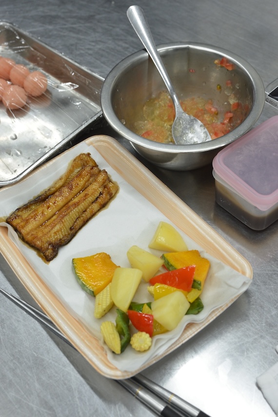 地穴子と彩り野菜の盛り付け前の仕込みトレー