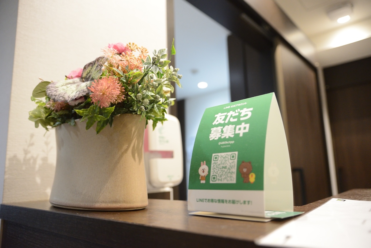 カウンターの季節の花とLINE公式アカウントのご案内