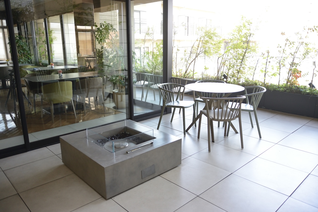 テラスとガラス越しにつながる明るい室内席