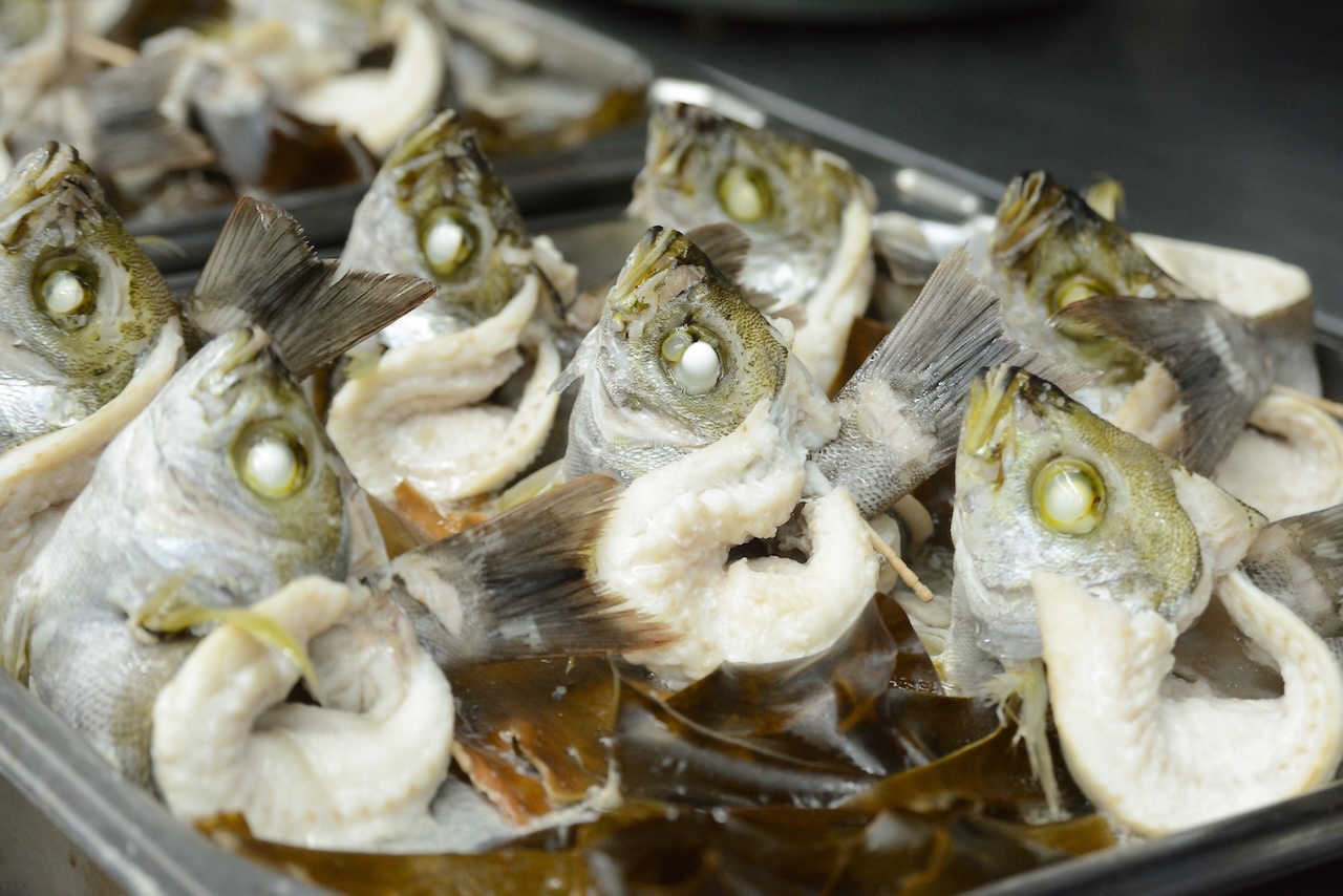 昆布の上に並んだ白身魚の下ごしらえ
