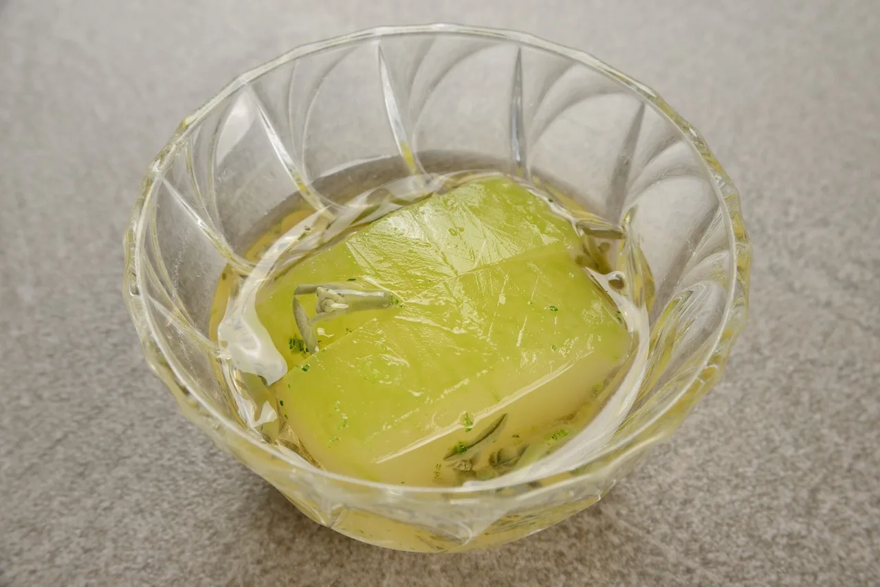ガラスの器に涼しげな翡翠色の冬瓜