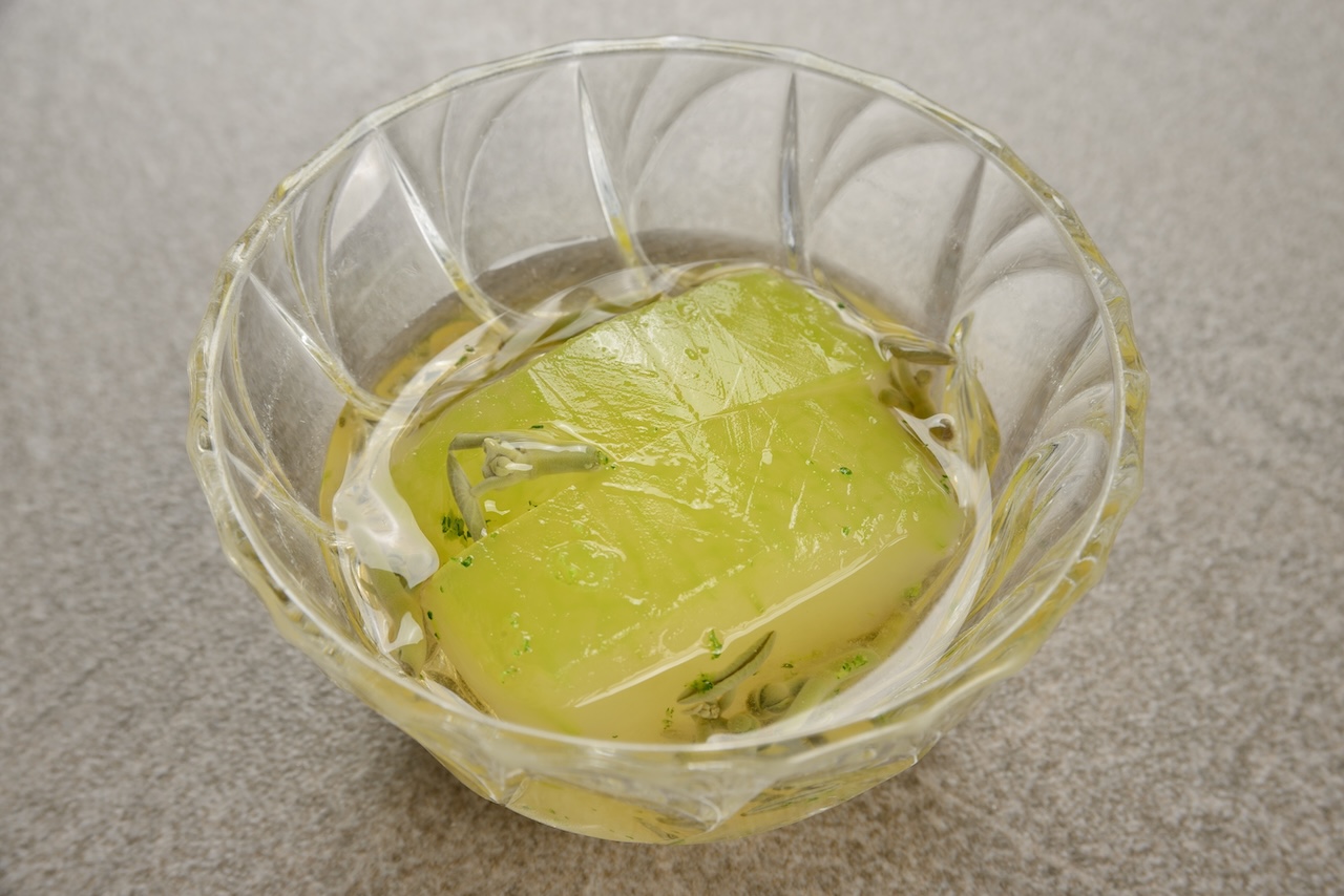 ガラスの器に涼しげな翡翠色の冬瓜