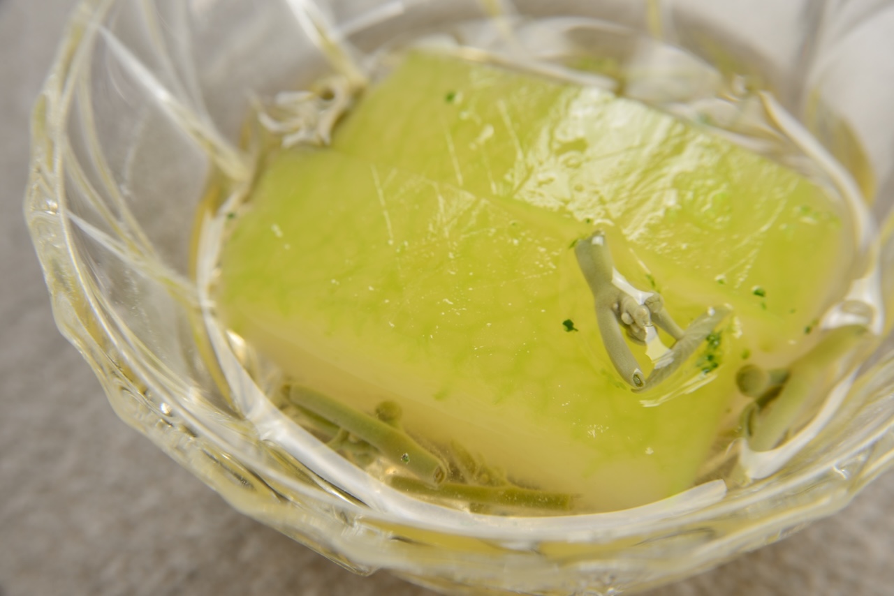 お出汁を含んだ冬瓜の翡翠煮