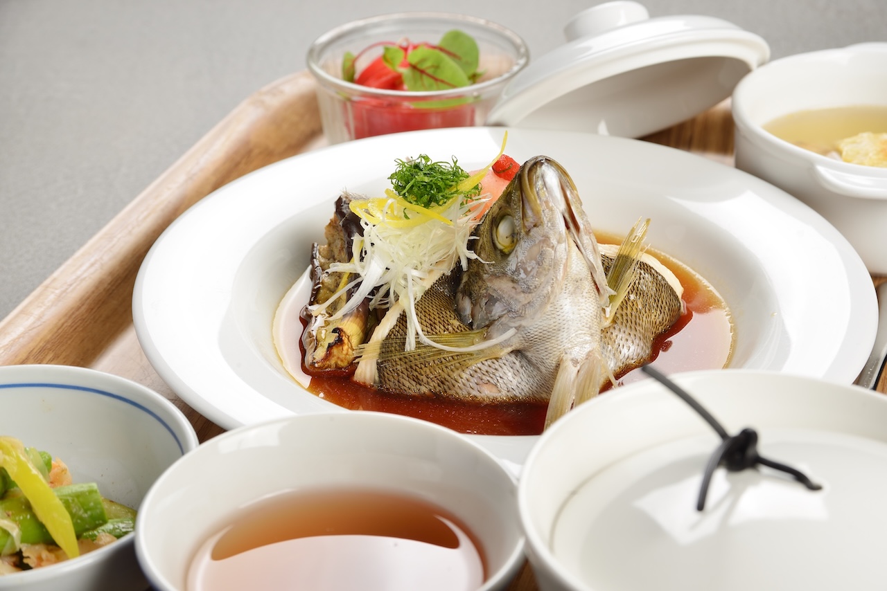 御膳の小鉢とスープ