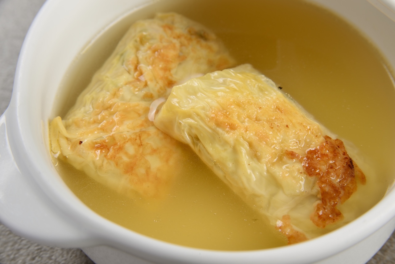 こんがり焼き色のついたロールとスープ