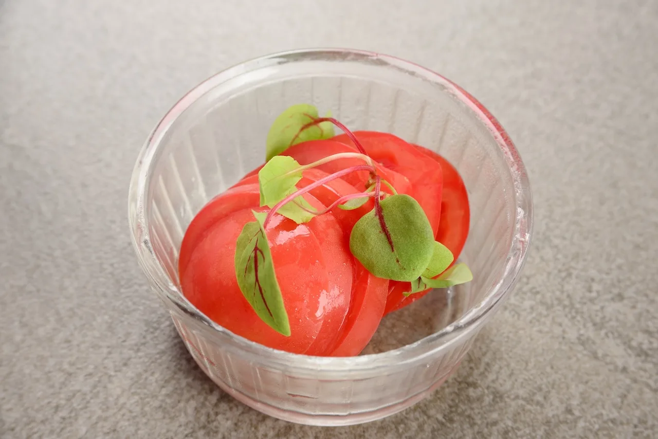 ガラスの器に盛ったトマトの冷やしマリネ