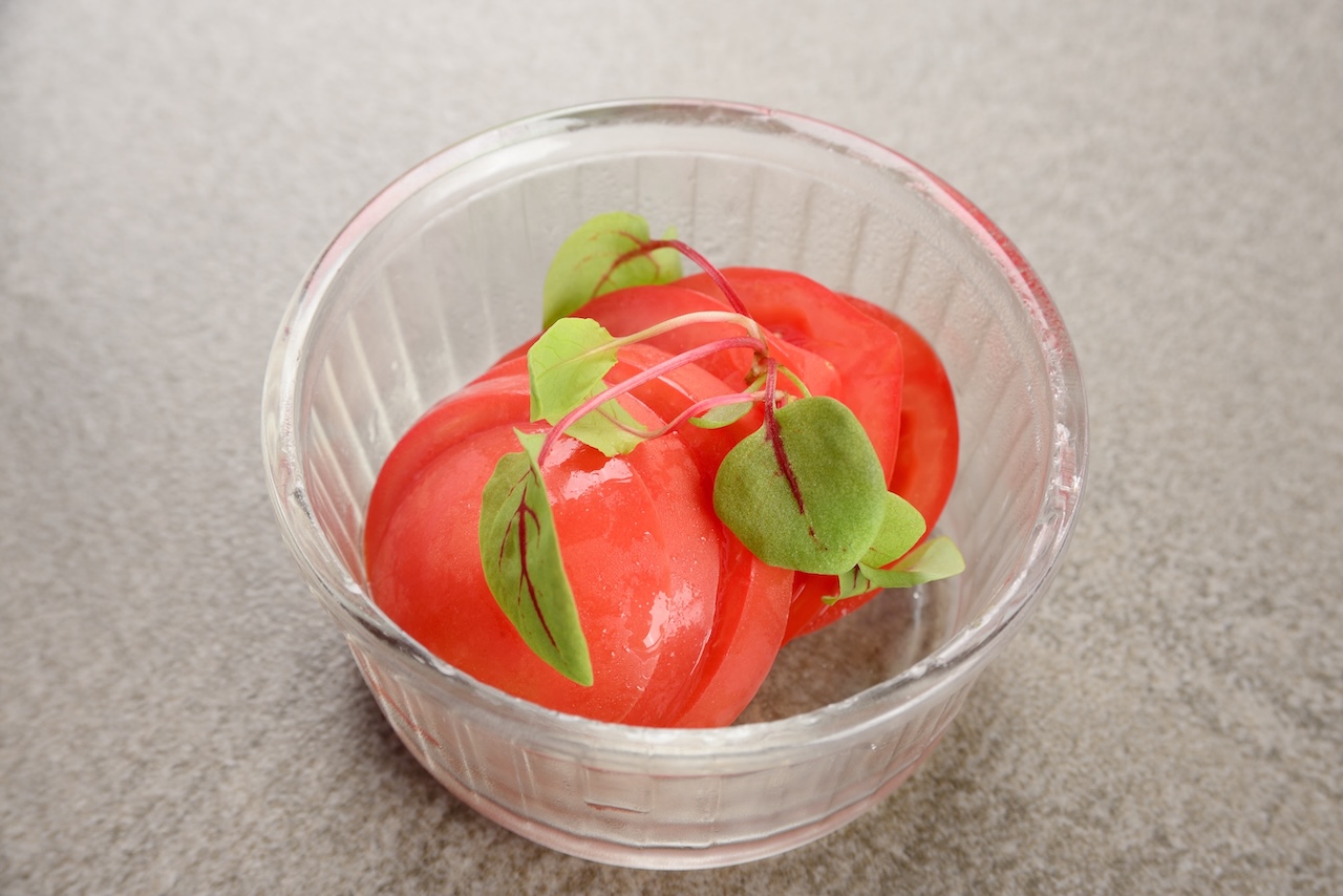 ガラスの器に盛ったトマトの冷やしマリネ