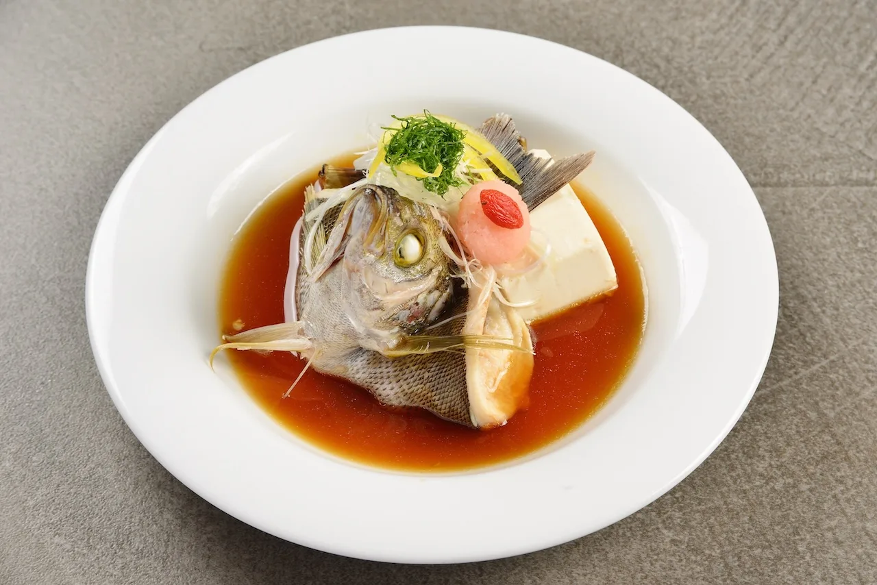 照りのある煮汁で炊いた白身魚の姿煮と豆腐