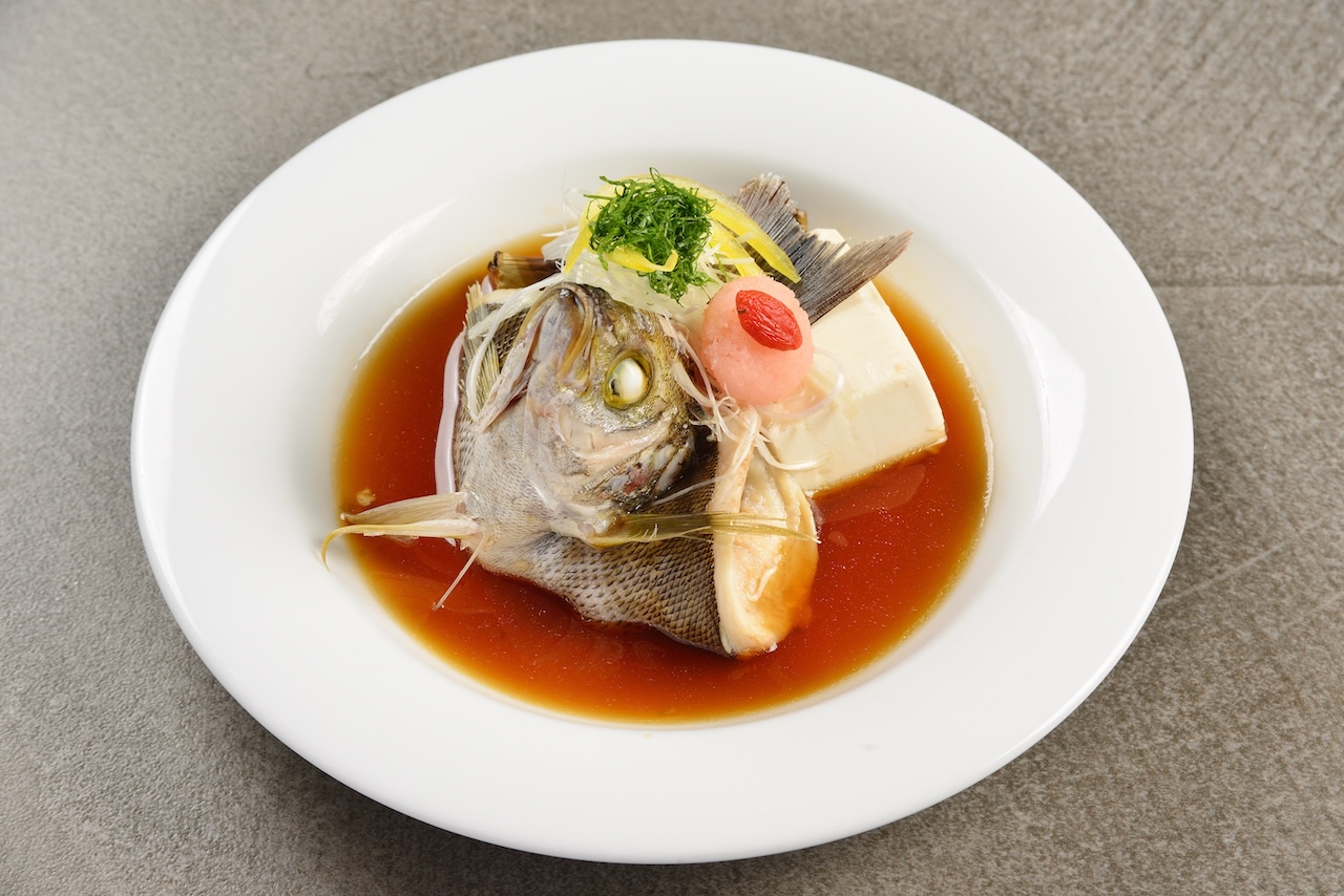 照りのある煮汁で炊いた白身魚の姿煮と豆腐