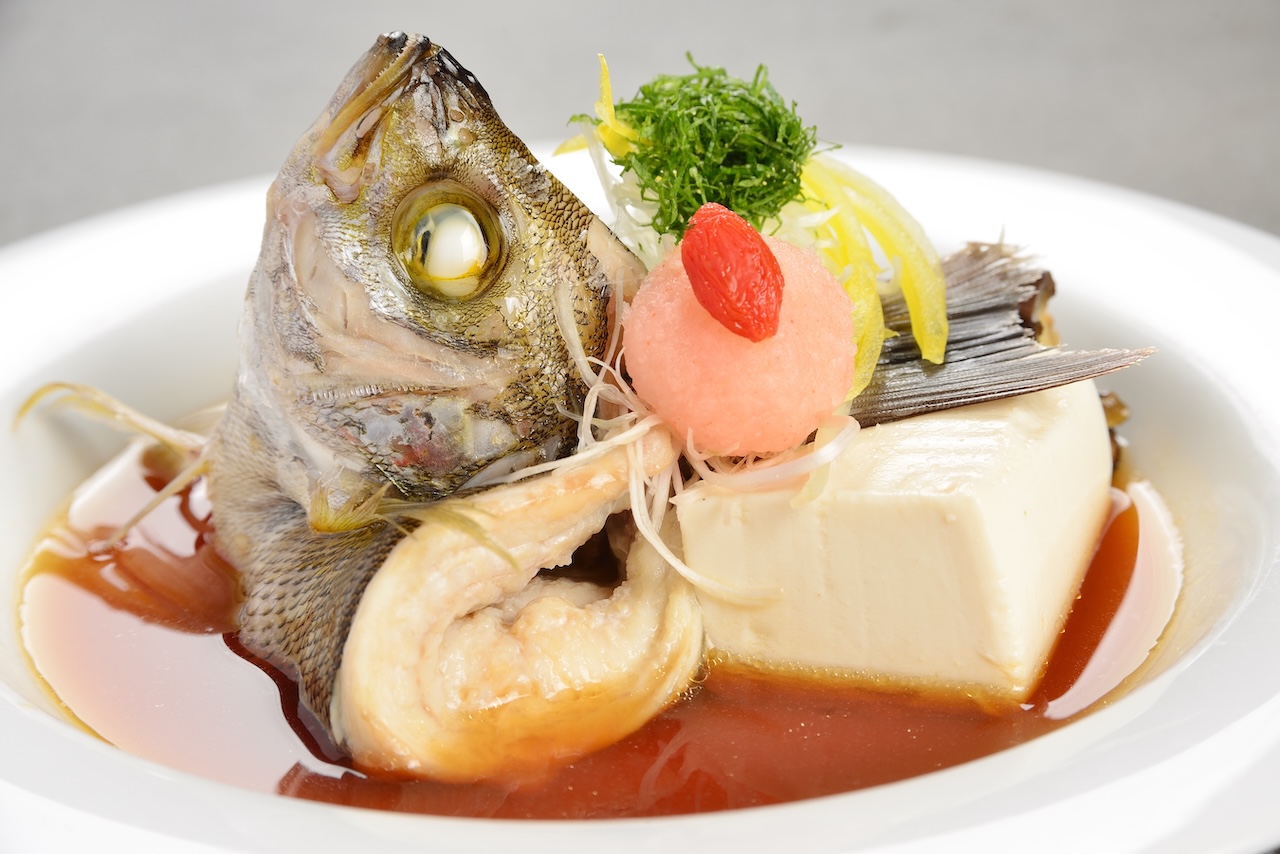 豆腐とともに炊き上げた白身魚