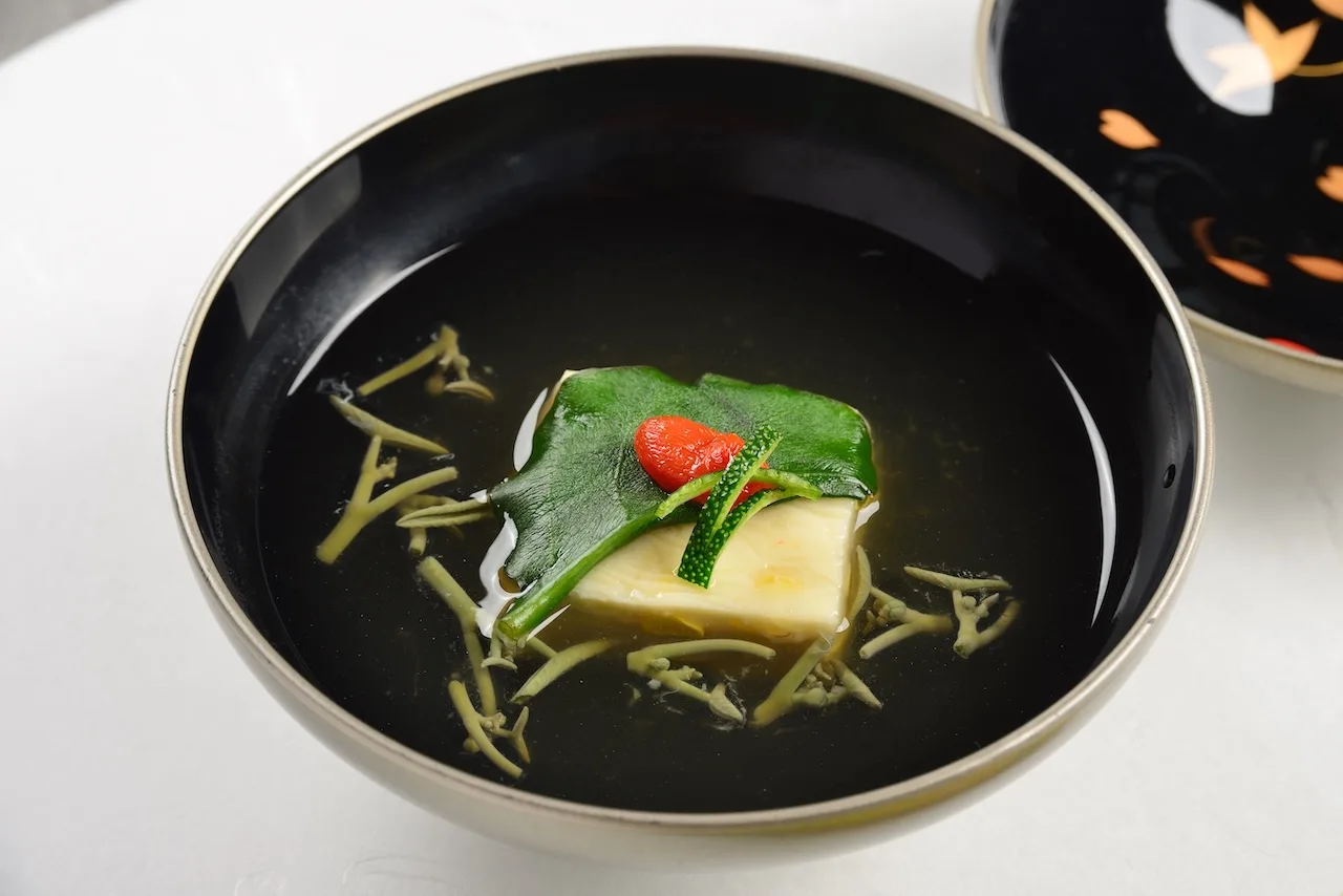 もろこし真薯と蓴菜、クコの実、柚子の椀物