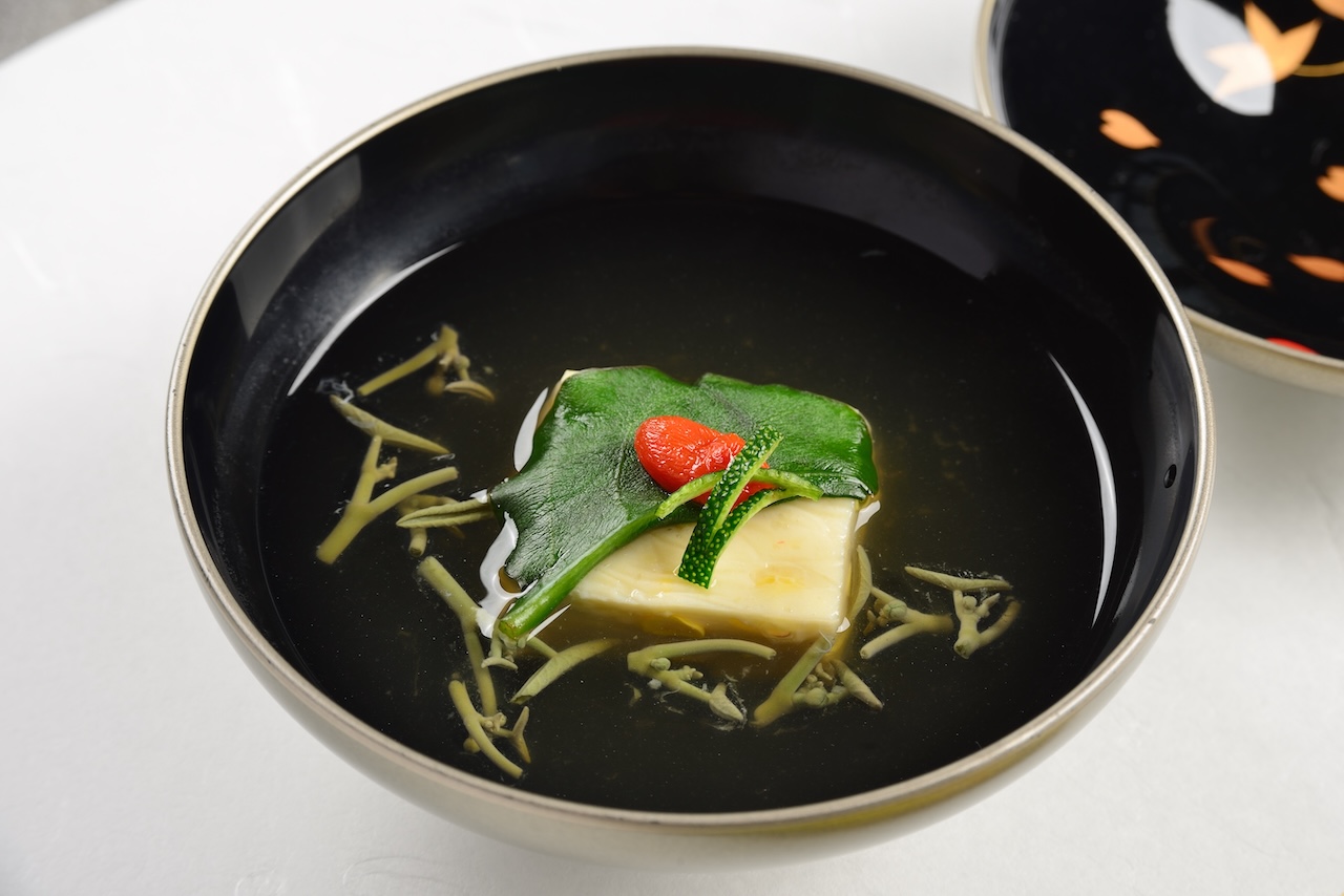 もろこし真薯と蓴菜、クコの実、柚子の椀物