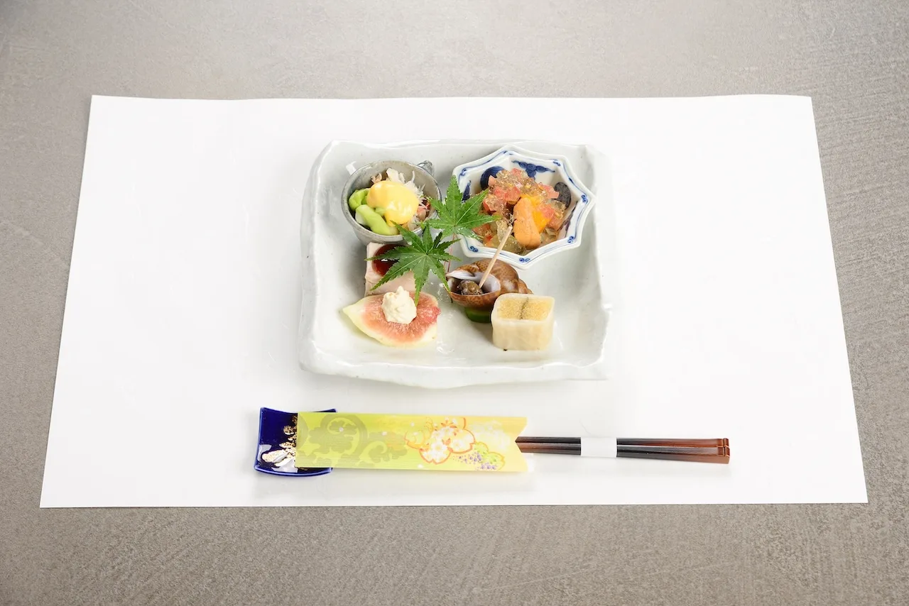 白い角皿に盛り込まれた前菜五品の全景