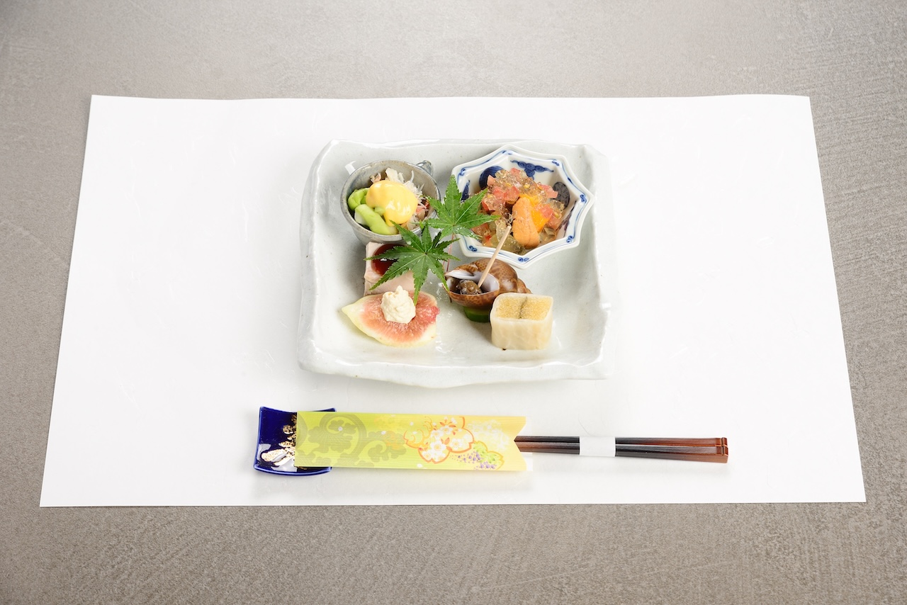 白い角皿に盛り込まれた前菜五品の全景