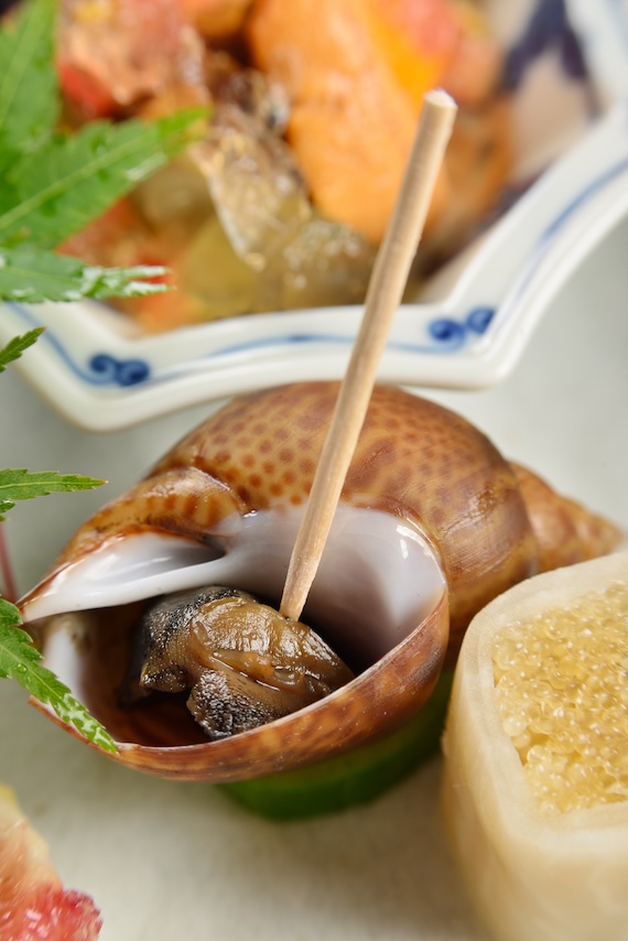 貝殻ごと盛り付けたバイ貝甘煮