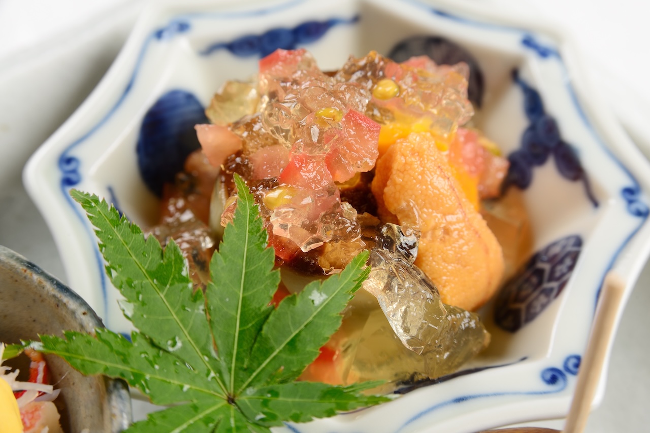 白茄子鴫焼きに雲丹とトマトのジュレを合わせた一品
