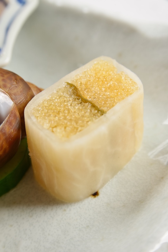 子持ち昆布を大根で包んだ奉書巻の断面