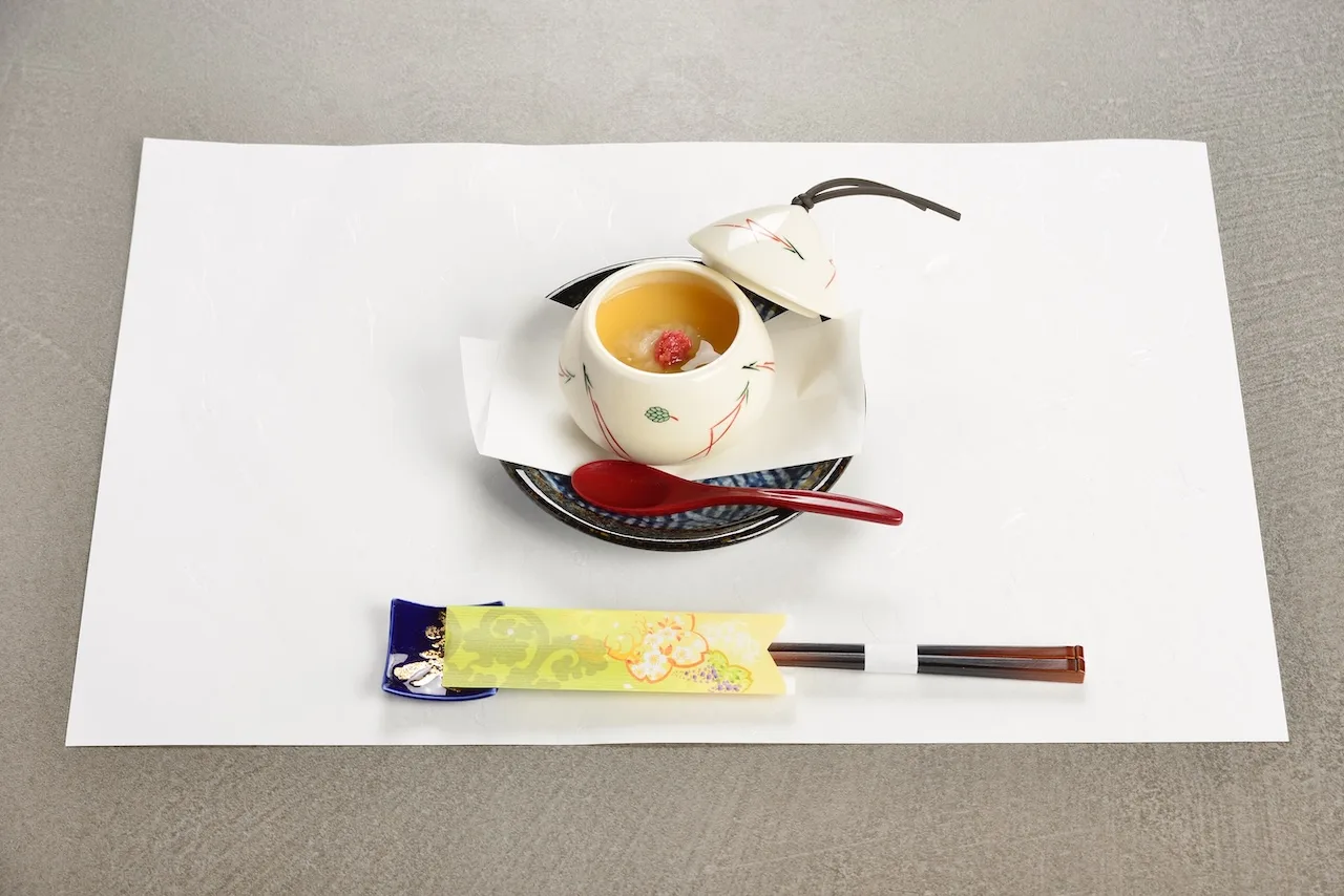 絵付けの蓋物と朱の匙を添えた煮物