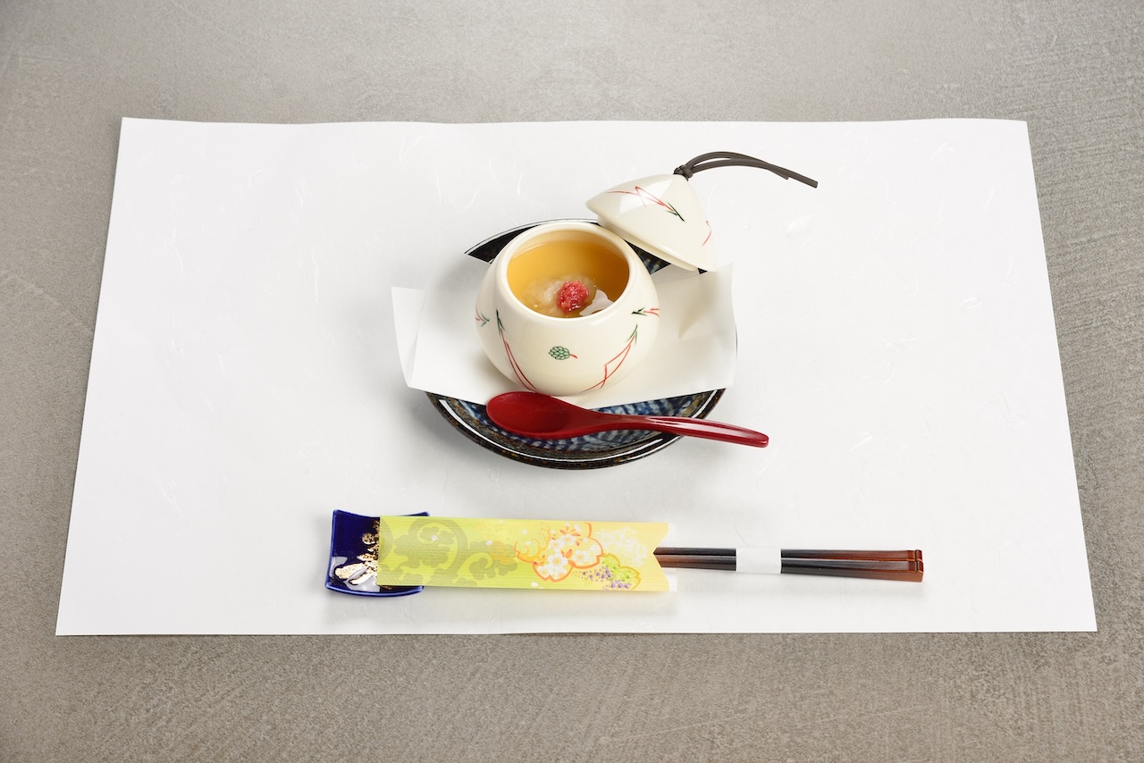 絵付けの蓋物と朱の匙を添えた煮物