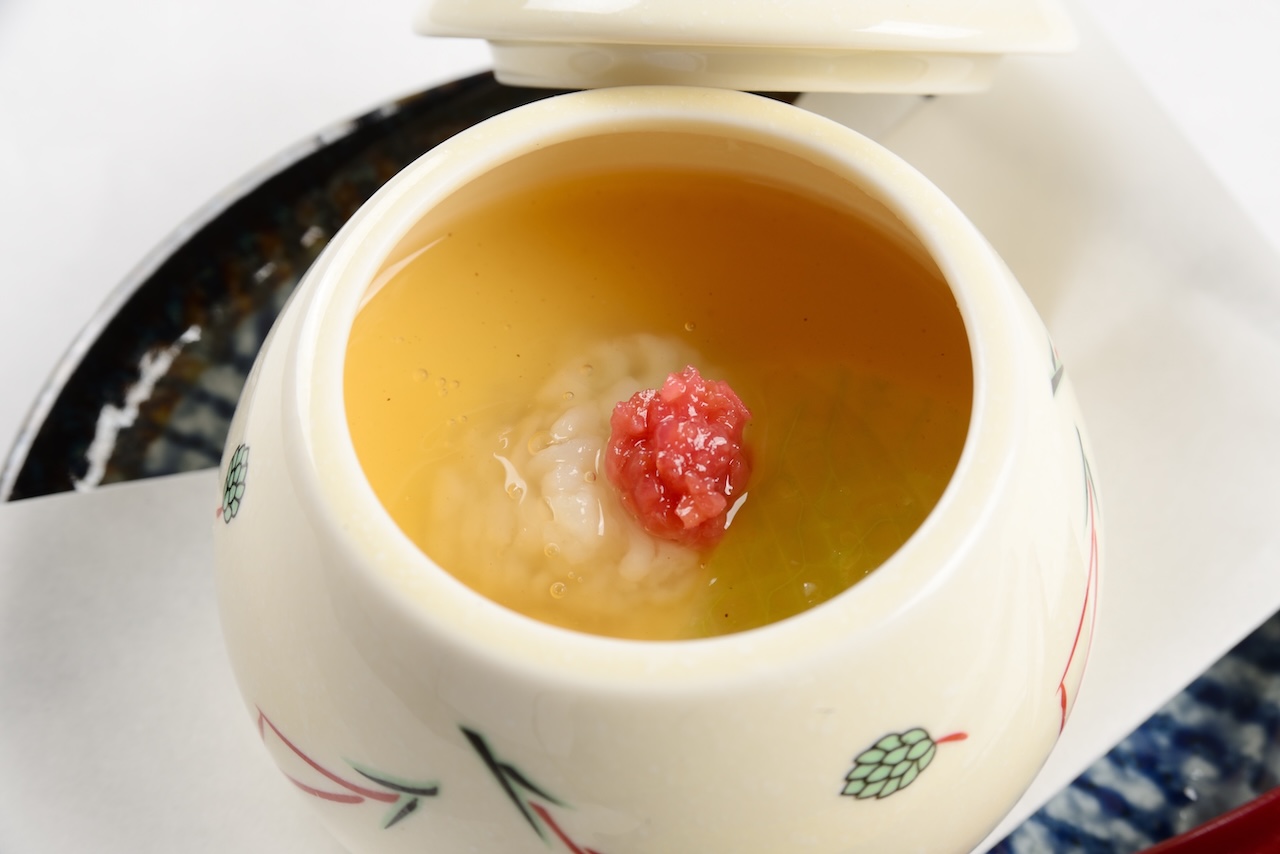 鱧と冬瓜の茶碗蒸しに銀餡と梅肉をのせて