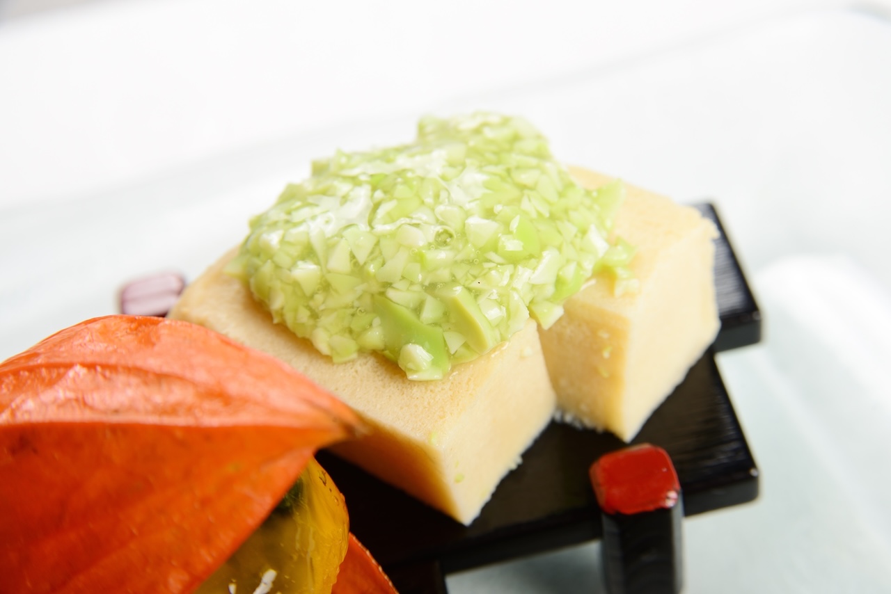翡翠色のずんだをのせた高野豆腐