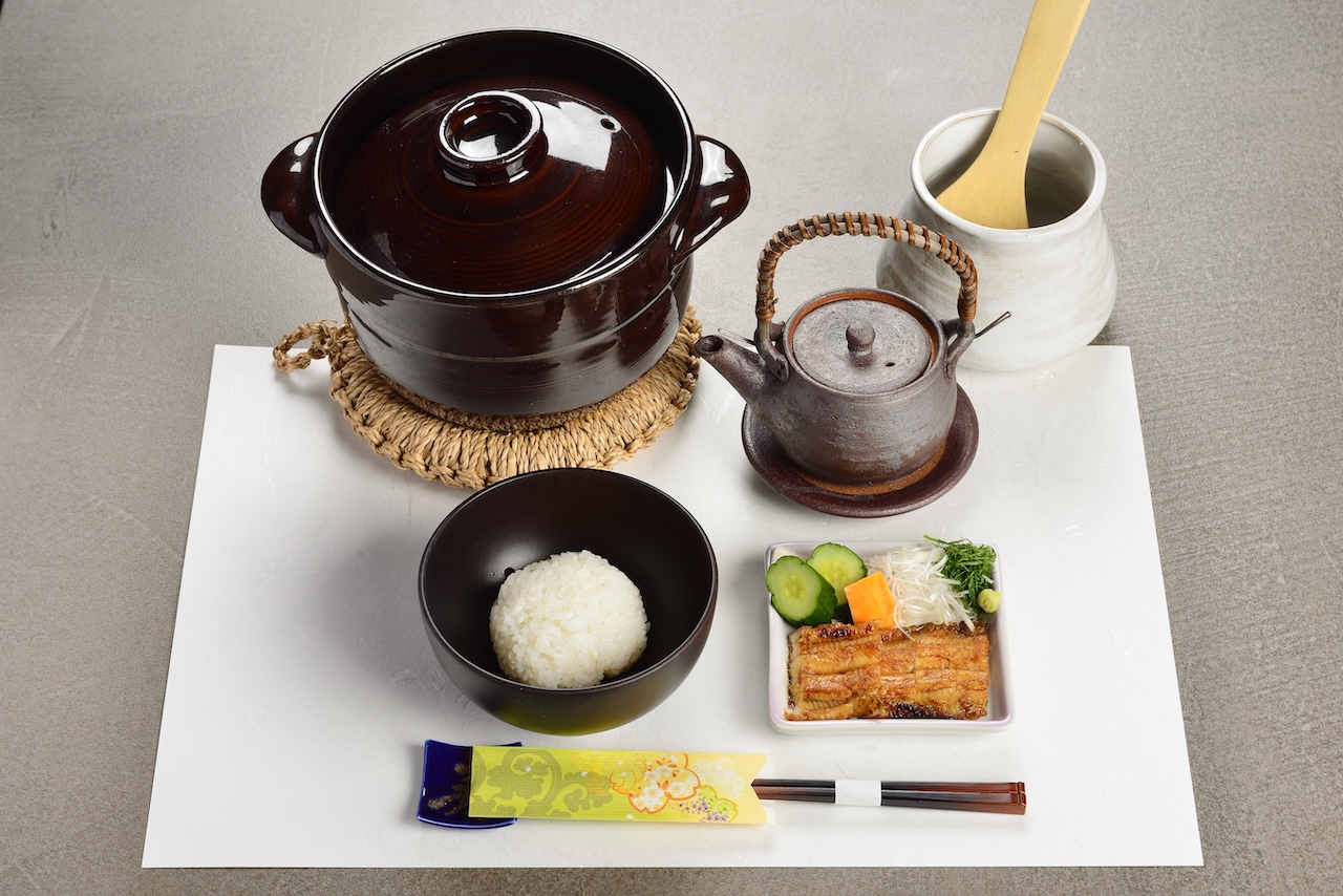 土鍋と土瓶を並べた飯物の全景