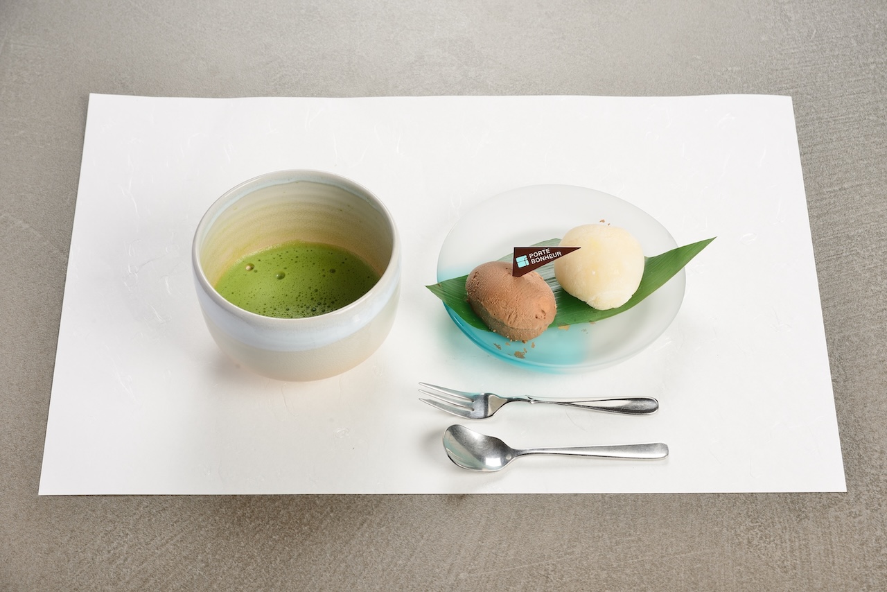 夏菓の大福とカカオアイス、点てたてのおうす