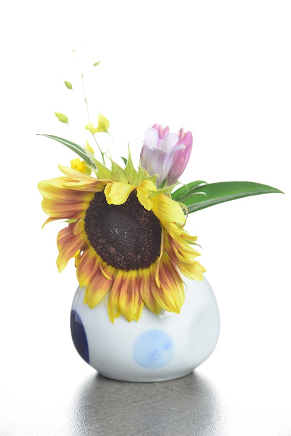 赤茶色の秋色ひまわりと紫の花 青い水玉の花瓶