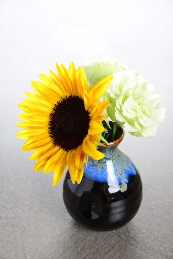 黄色のひまわりとグリーンの花 黒と藍の花瓶