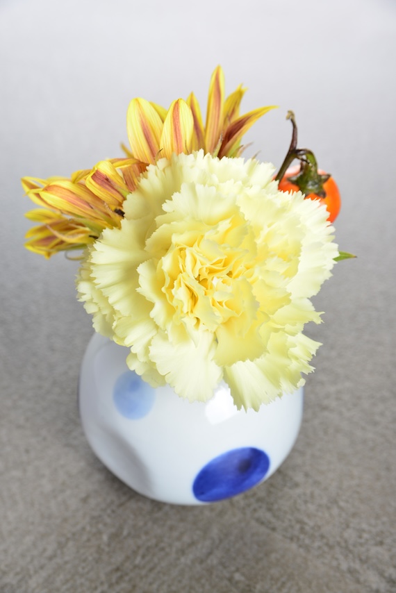 秋色のひまわりと淡黄色の花 青い水玉の花瓶