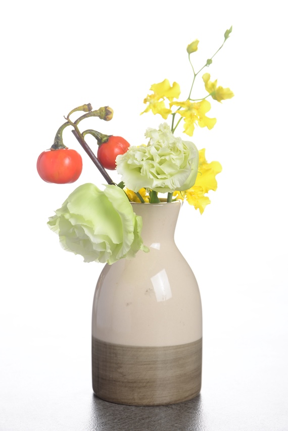 赤い実とグリーンの花 黄色の小花 生成りの一輪挿し