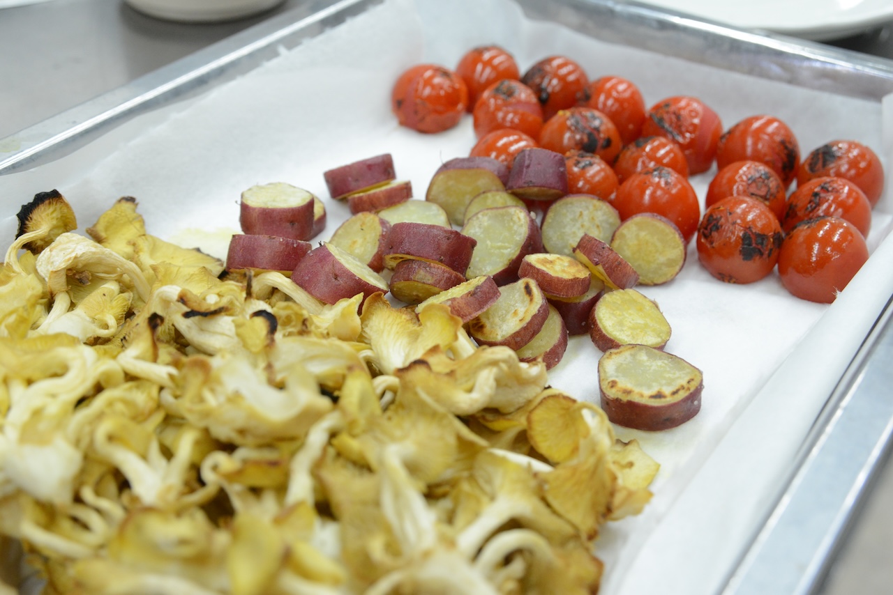 焼いた舞茸 さつま芋 ミニトマトのバット