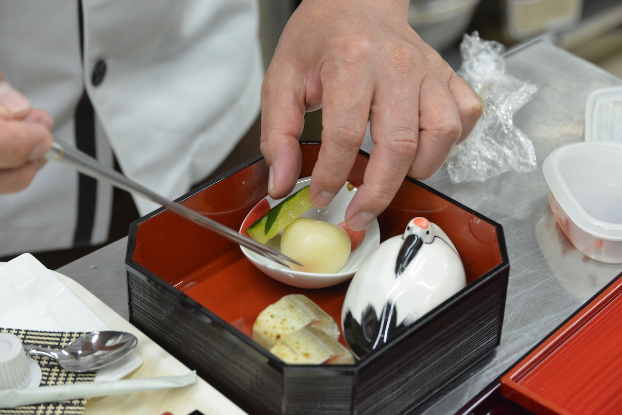 月見団子とうさぎ 鶴の蓋物と棒寿司