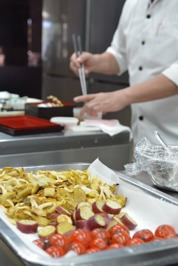 焼き野菜のバットと盛り付けの様子