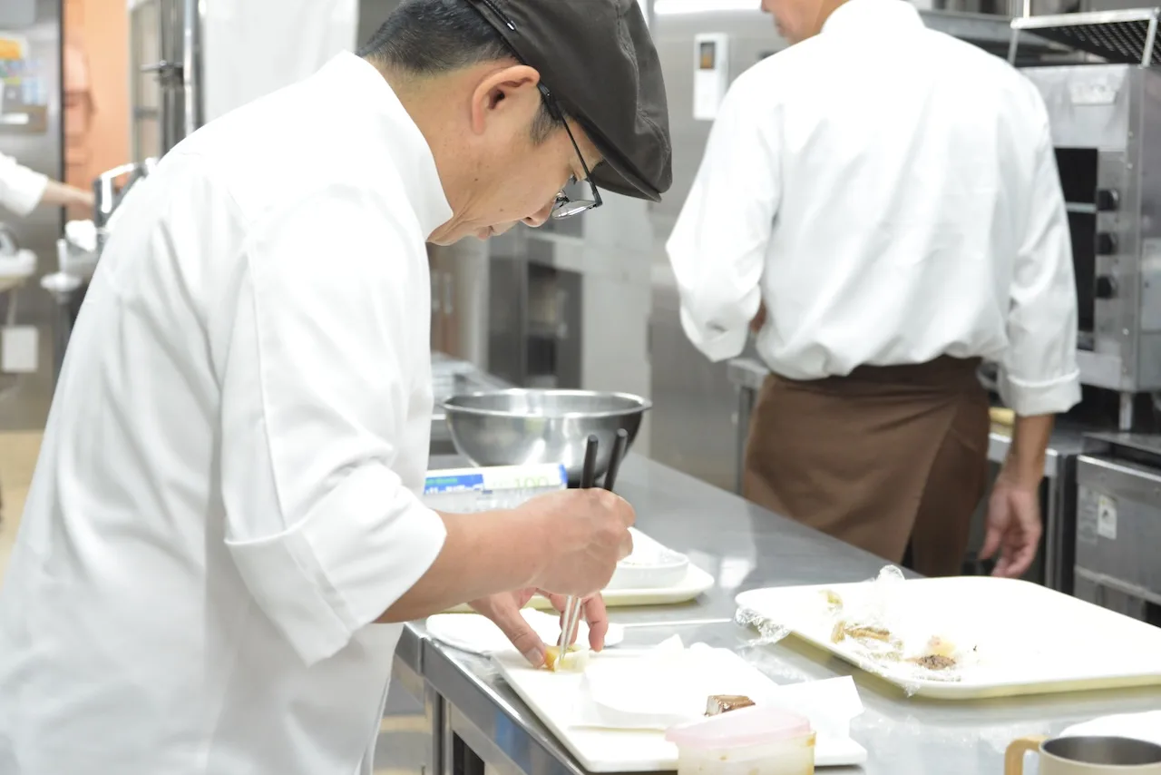 真剣な眼差しで盛り付ける料理長