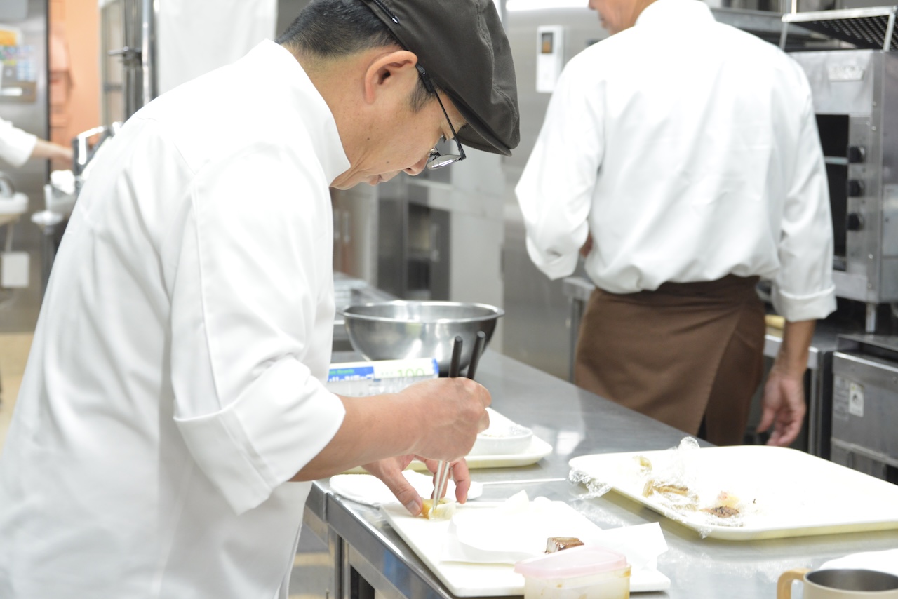 真剣な眼差しで盛り付ける料理長