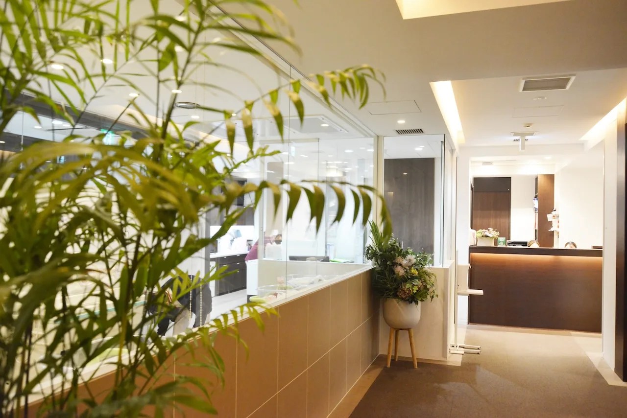 2階ナースステーション ガラス越しの観葉植物と花