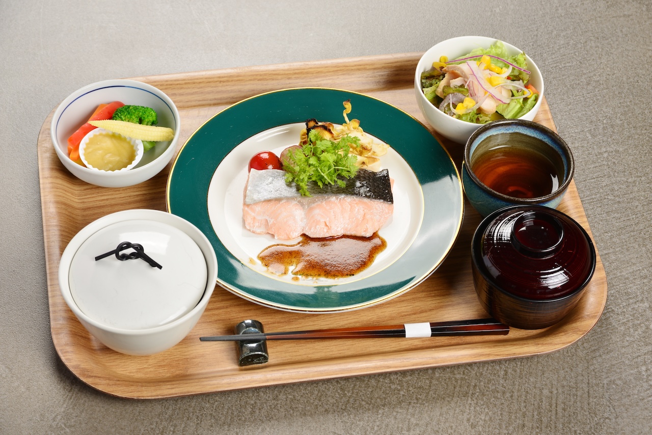 サーモンの御膳 斜めから