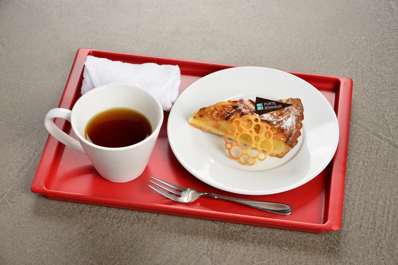 秋の果実のタルトと紅茶