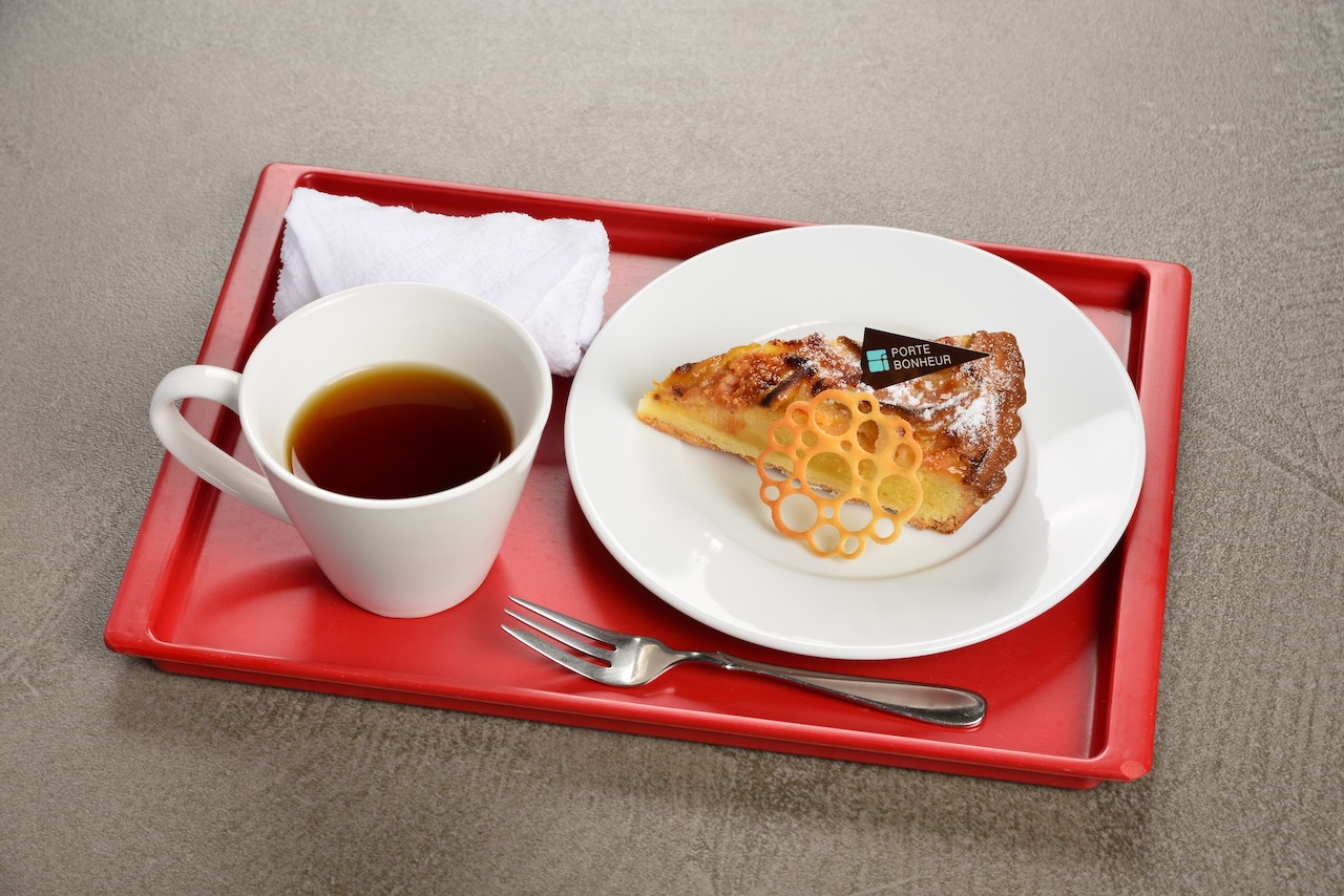 秋の果実のタルトと紅茶