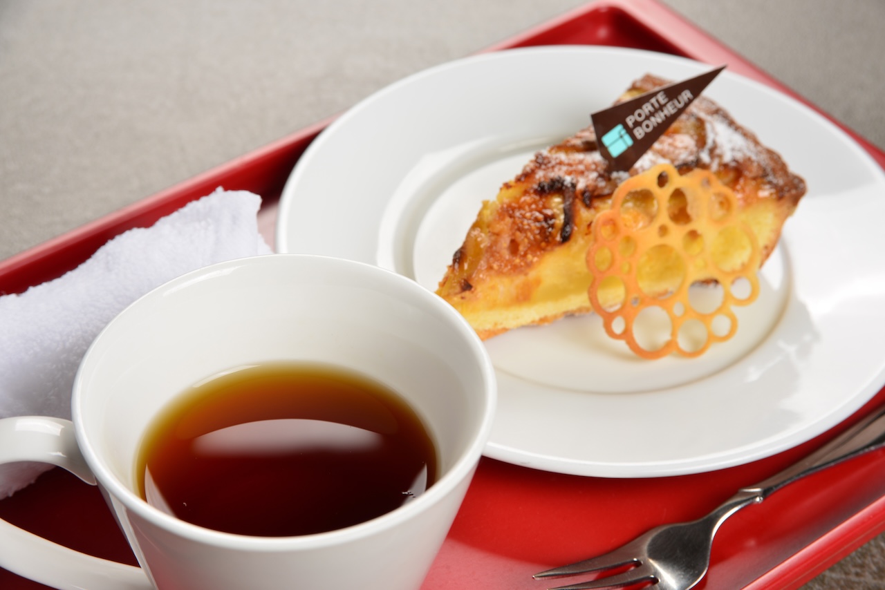 タルトと紅茶 斜めから