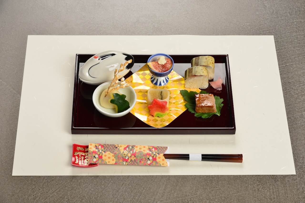 前菜の膳 朱塗りの角盆に六品