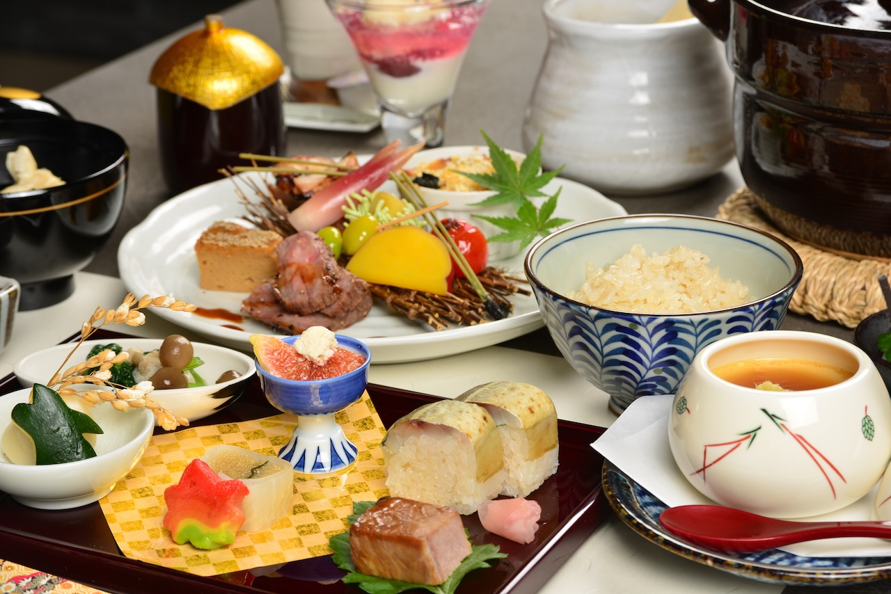 御祝会席 前菜と茶碗蒸しを手前に