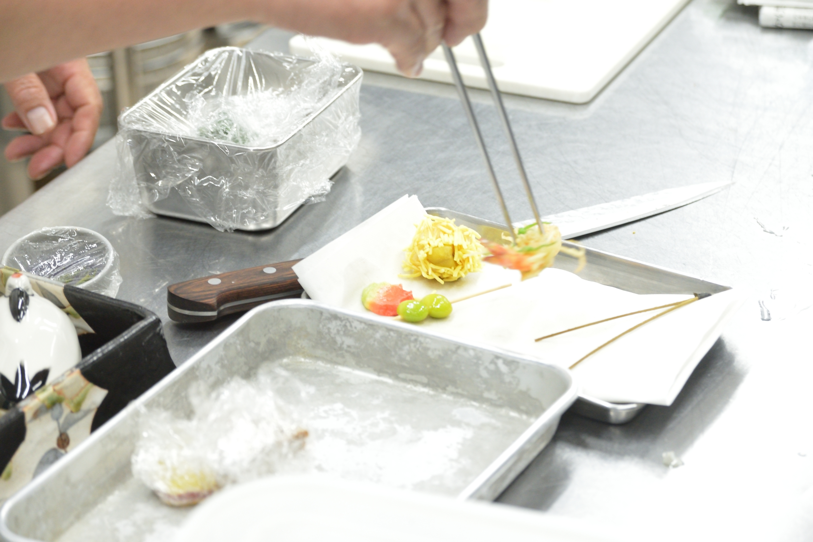 菜箸で秋の山の幸を並べる手元