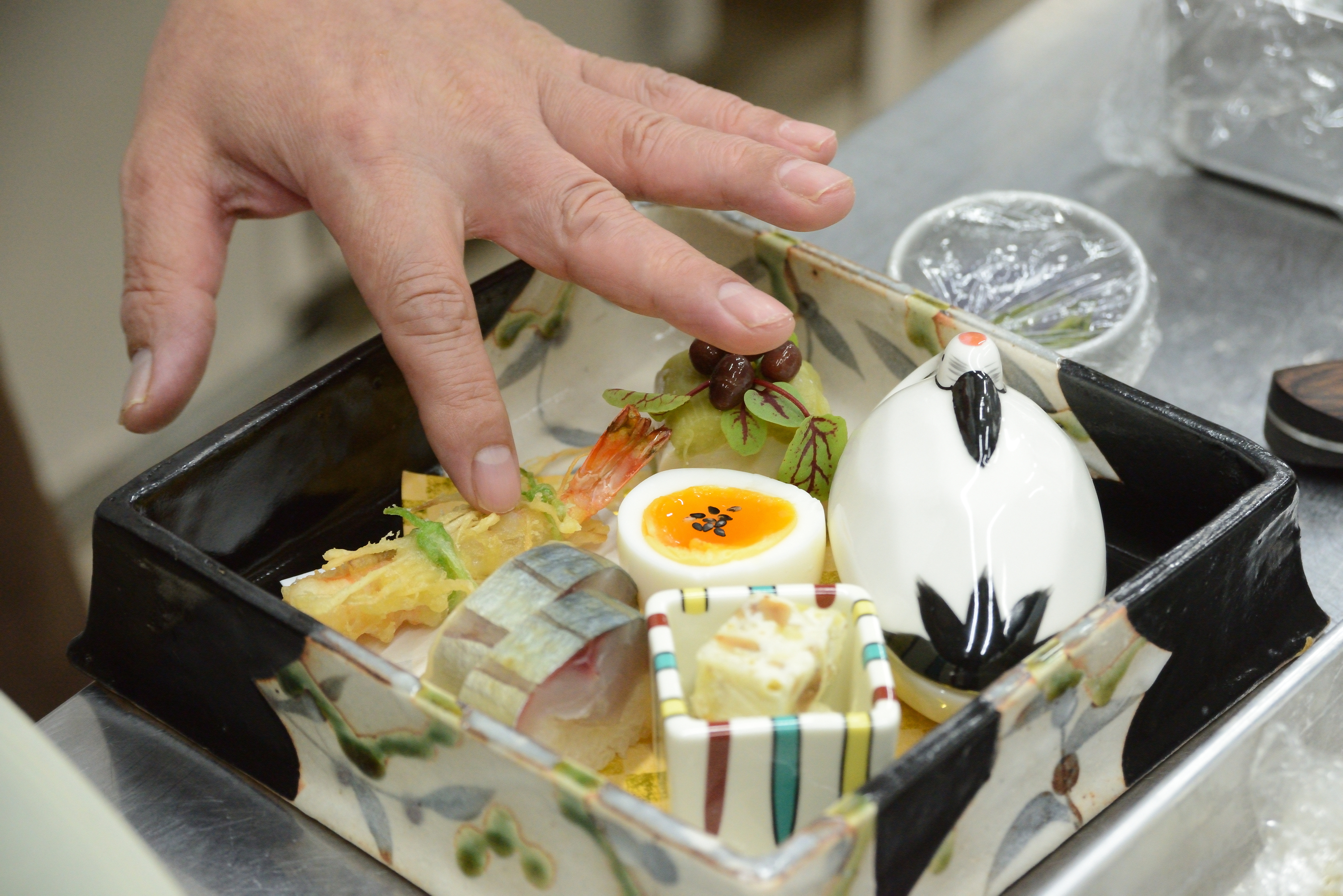 前菜の器を盛り付ける料理長の手元 鶴の蓋物