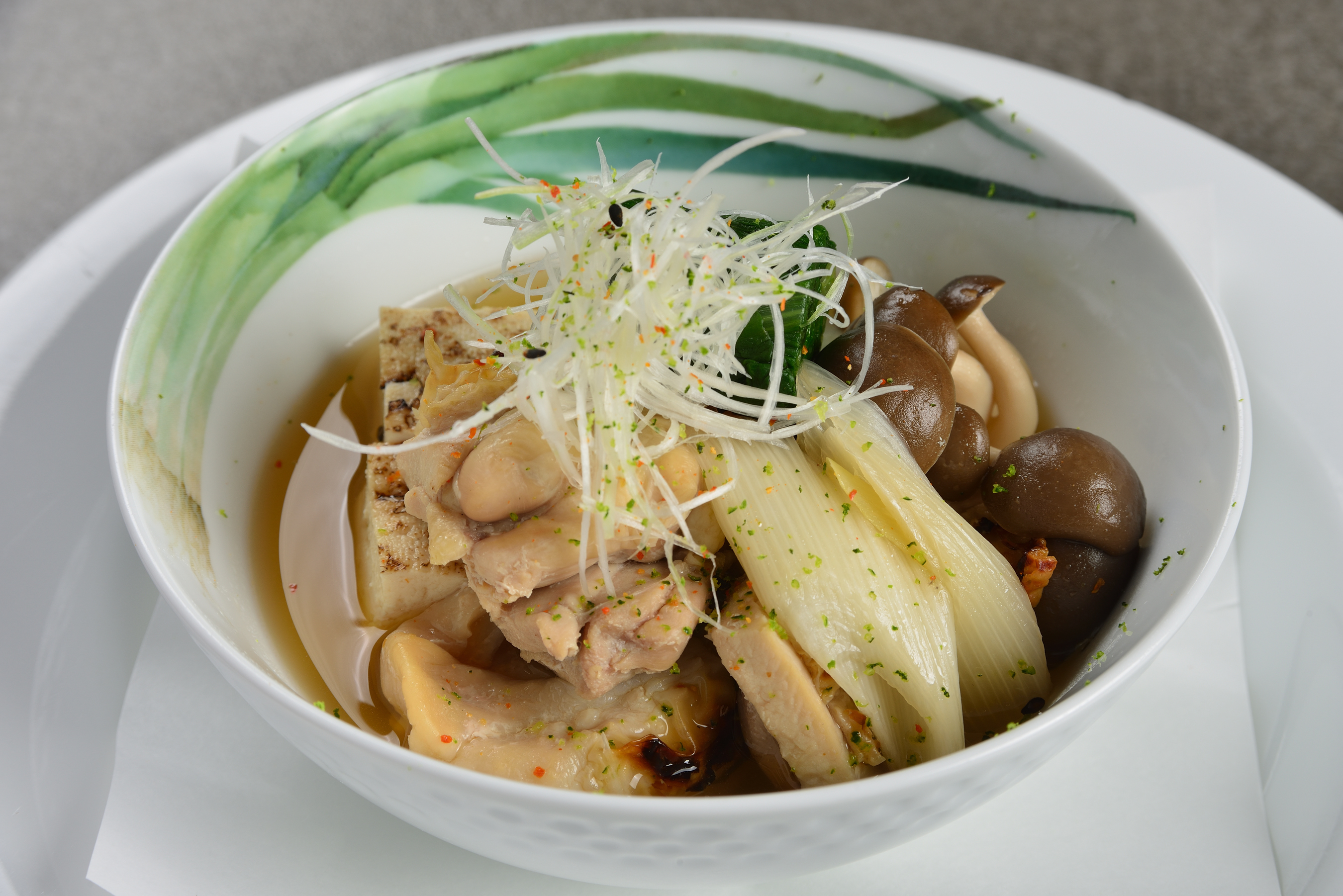 鶏と焼きねぎ、きのこの煮物のアップ